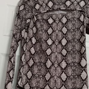 Ladies snake design top brand Caution to the Wind size L. 95 polyester 5 spandex